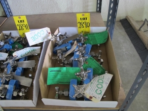 LOT (9) VALVES, MANIFOLD TYPE, 3/8" SIZE, 2485 LB/700 DEGREE F RATING, 316 SS MATERIAL, COMPRESSION CONNECTIONS, A182 SPECIFICATION, 4-WAY STYLE, HANDWHEEL OPERATOR. MARK 856. PART # 30023000 (W-51) LOADING & HANDLING FEE $5-